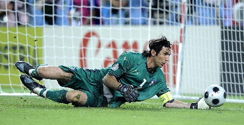 巴格达关门将在比赛中精彩扑救 巴格达关门将在比赛中精彩扑救