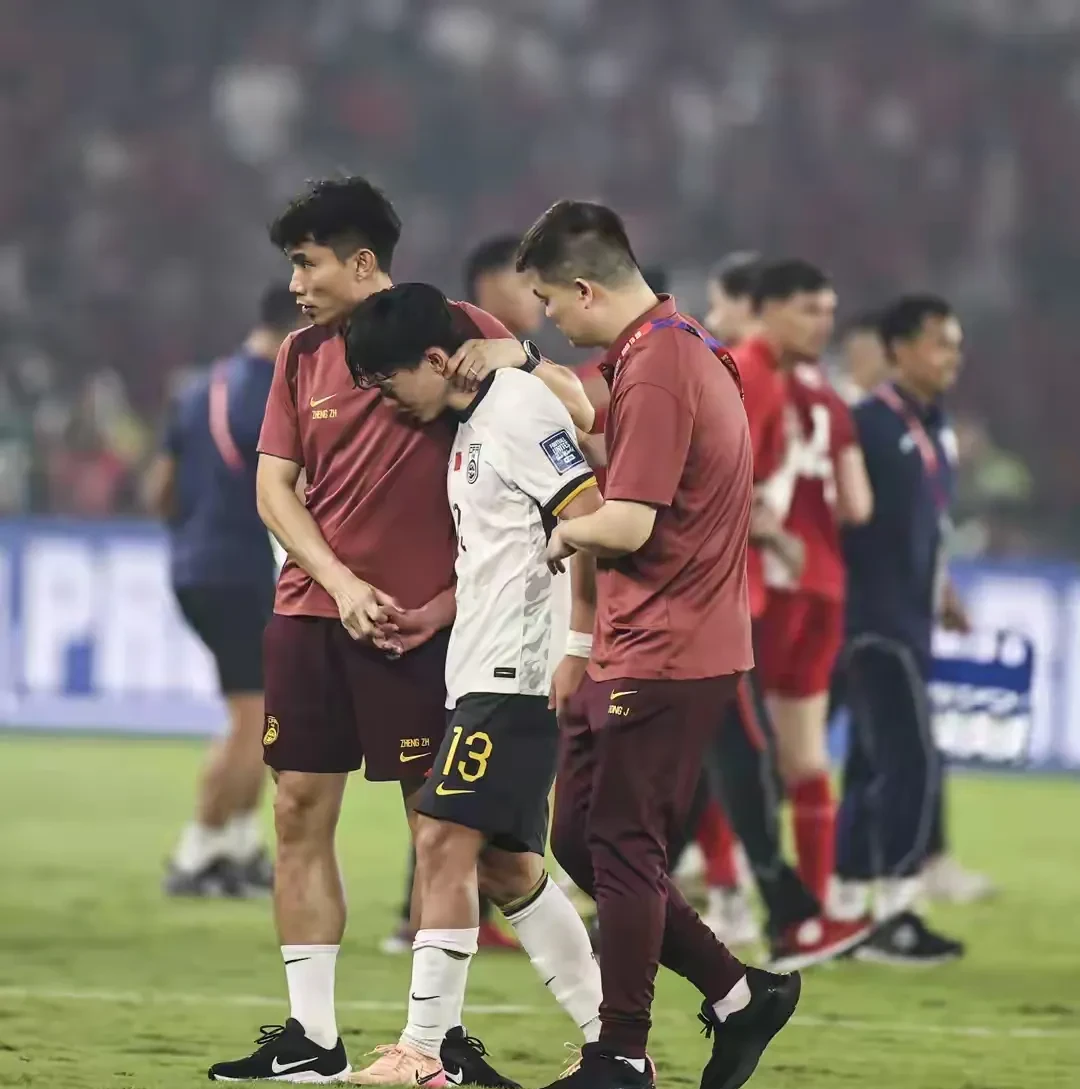 紧张的比赛即将进行,球迷们相约观战 紧张的比赛即将进行,球迷们相约观战