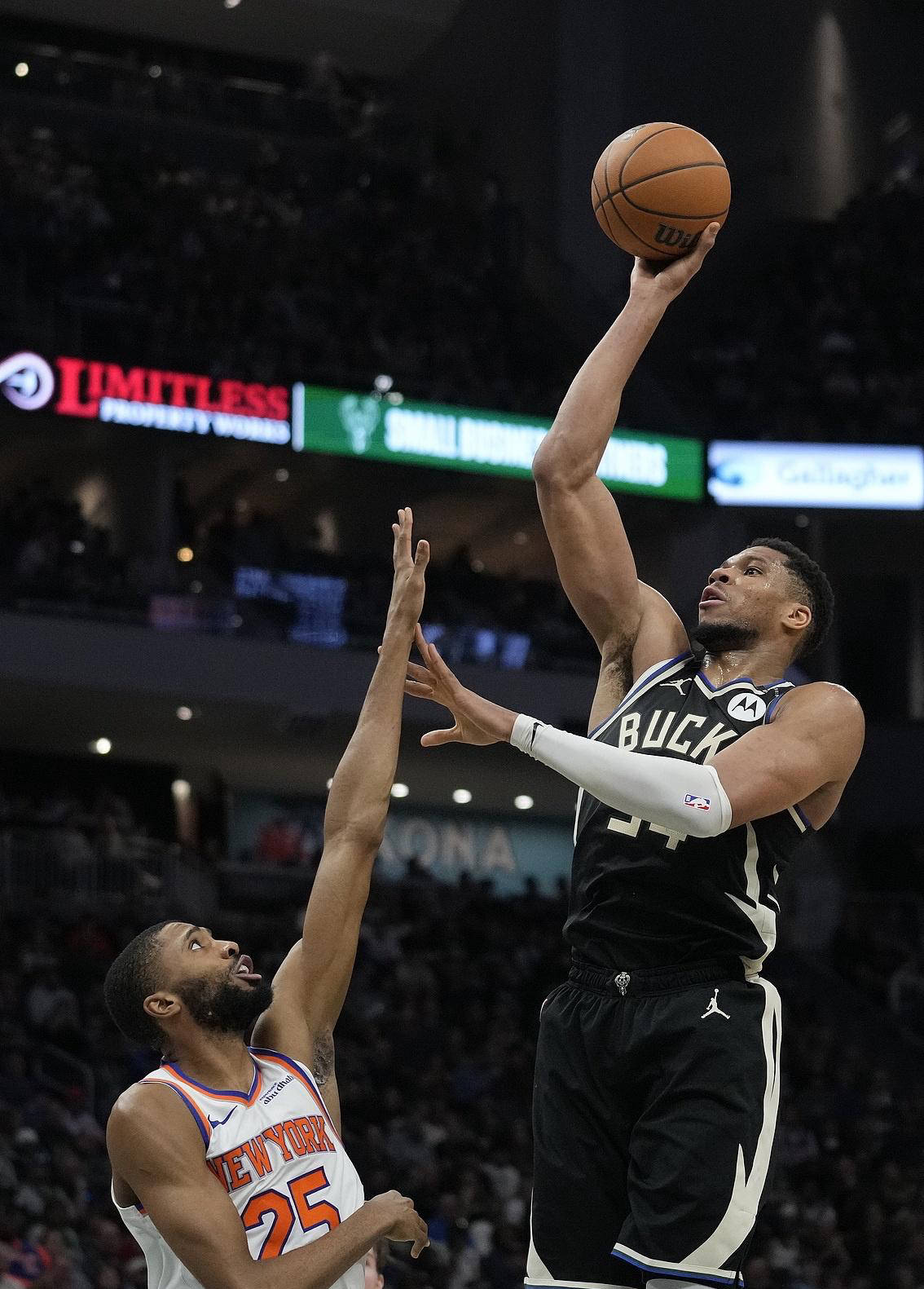 关于爵士主场大胜尼克斯，保持势头的信息