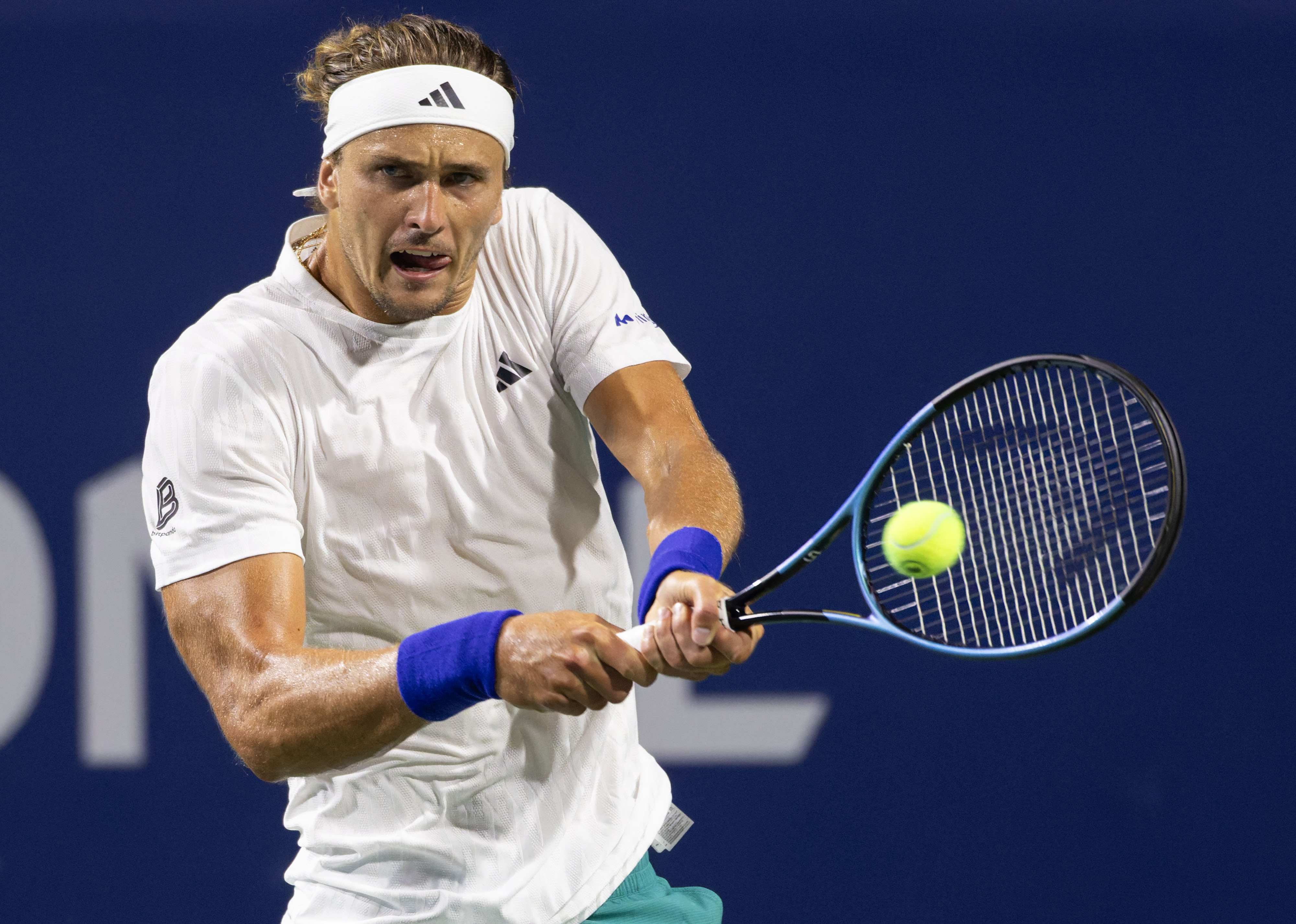 关于西班牙网球队轻取英国网球队，兹维列夫绝境逆转的信息