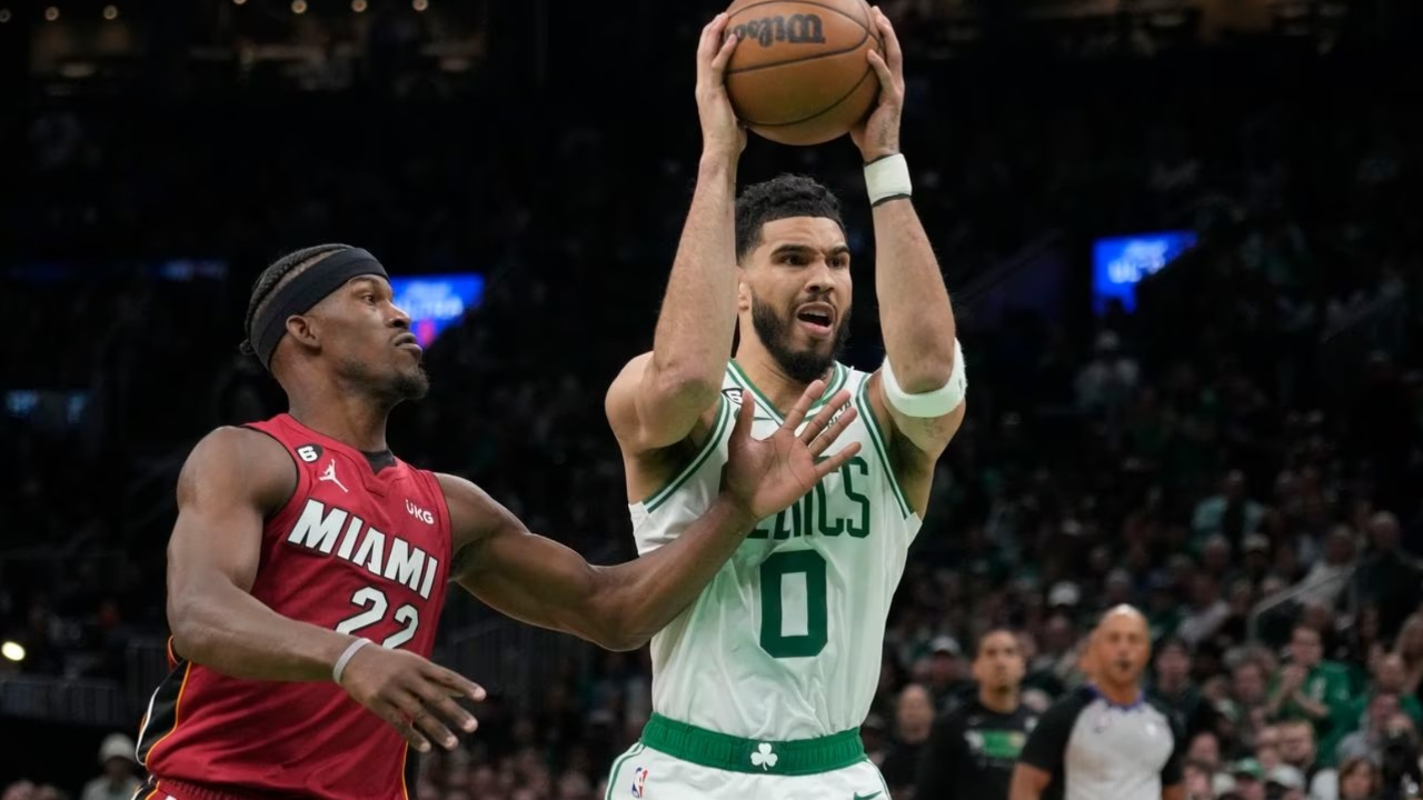 包含凯尔特人B队鏖战凯尔特人，阿德巴约三分雨点燃全场的词条