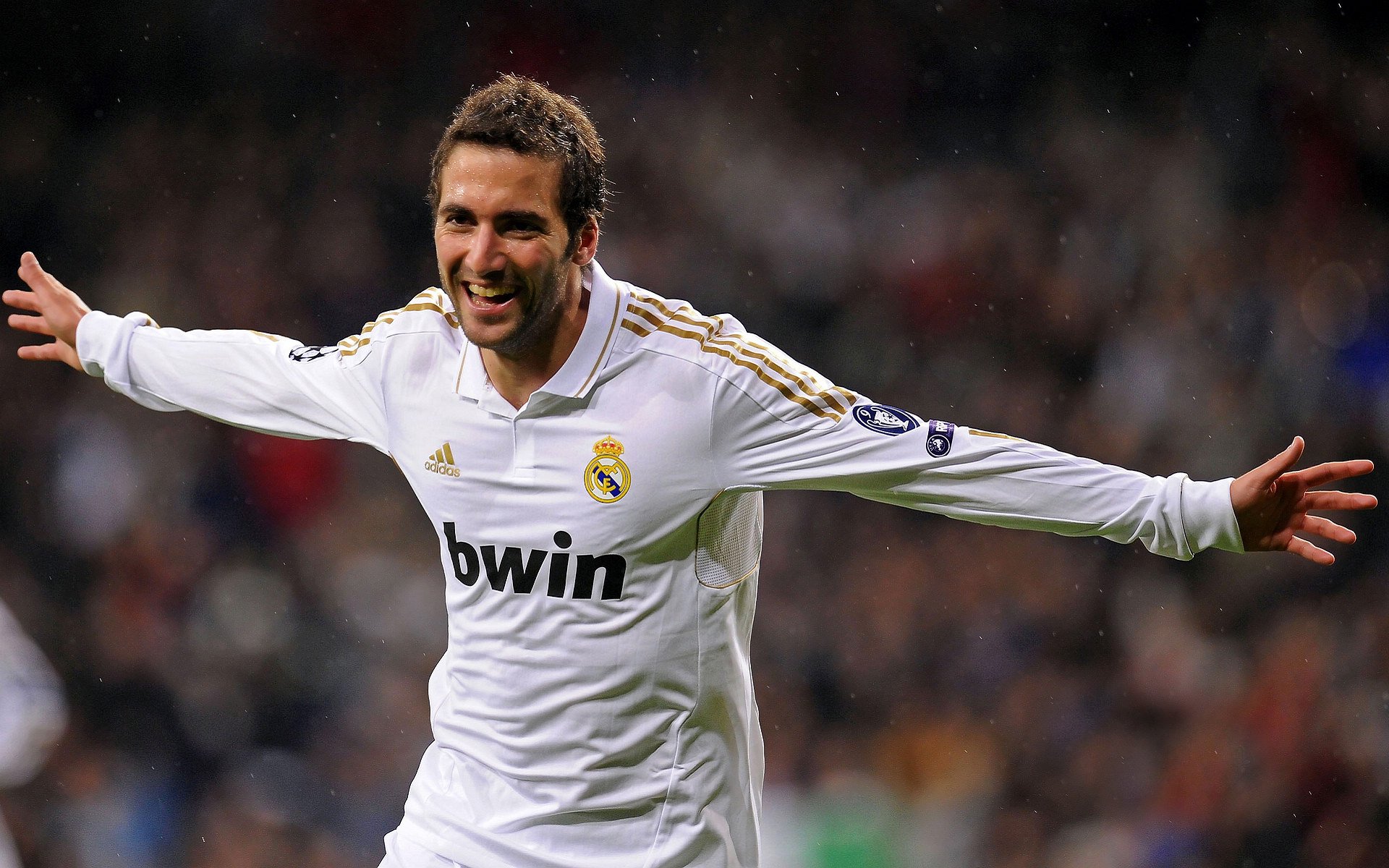 赛道之外,德罗赞的冠军级表现